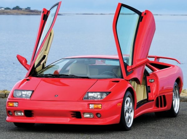 Наследникът на Countach включва и малък детайл, извлечен от спортен, но много по-„популярен“ автомобил. VT версията на Lamborghini Diablo споделя трапецовидни фарове с второто поколение Nissan 300 ZX. 
